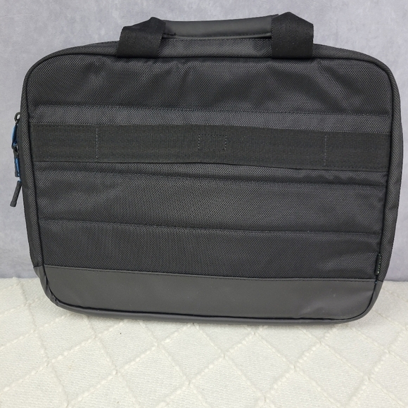 Dell Pro Briefcase 14 Earth-Friendly‎ Solution-Dyeing Process - Picture 10 of 14